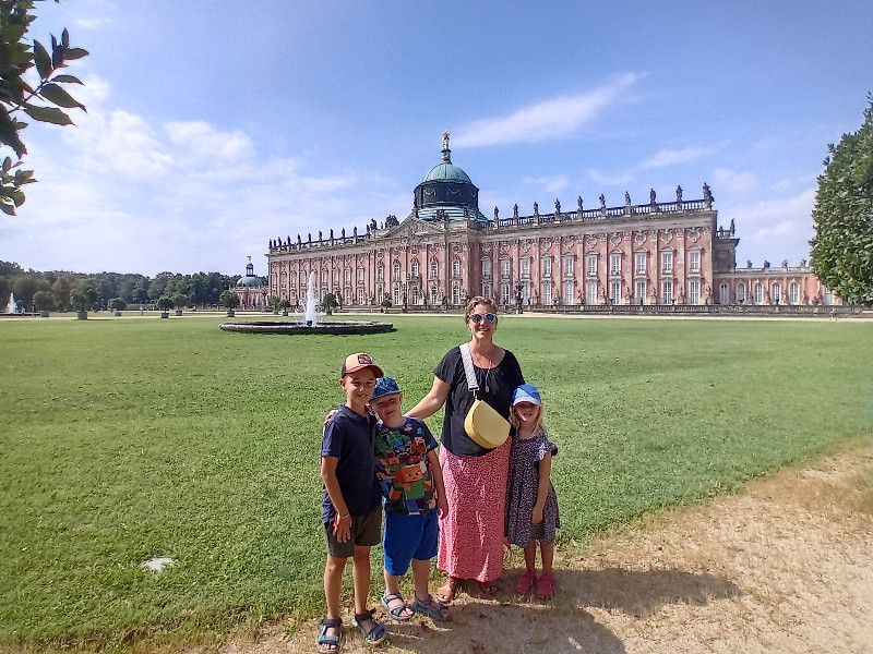 Emma met haar gezin op pad