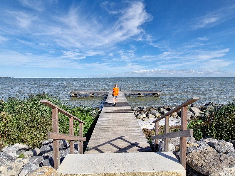 Op de steiger bij het IJsselmeer