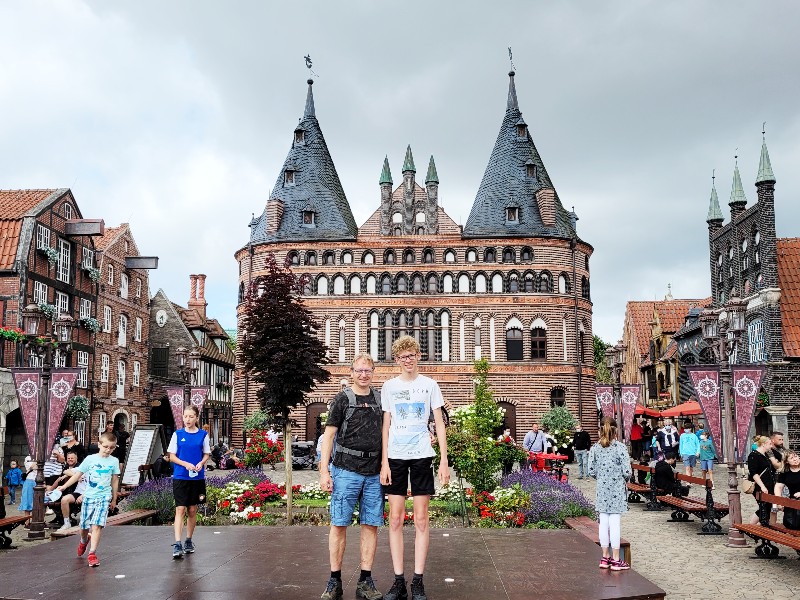 Gelegen tussen de Hanzesteden aan de Duitse Oostzee, ligt het pretpark Hansa-park. Beleef hier attracties die in het thema van de hanzesteden zijn.