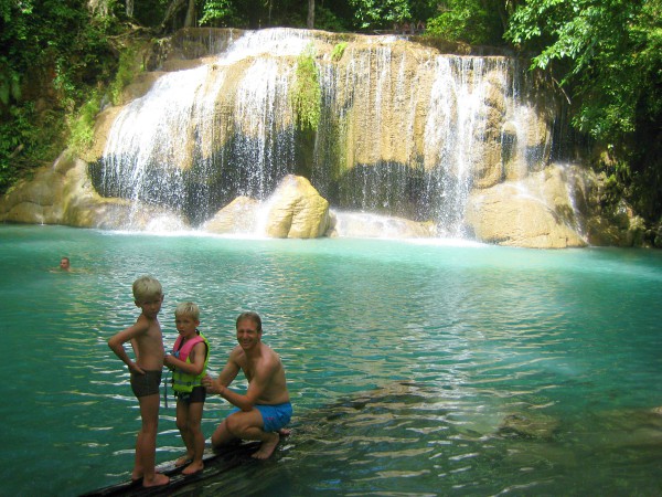 We gaan zwemmen bij de Erawan watervallen