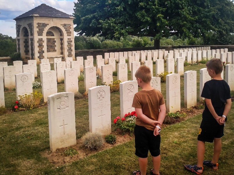 De jongens staan stil bij de graven op het ereveld aan de Somme