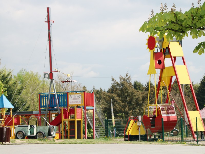 Verschillende attracties bij het Erlebispark