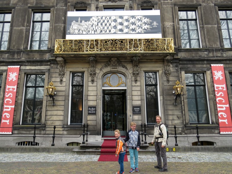Voor de ingang van Escher in het Paleis