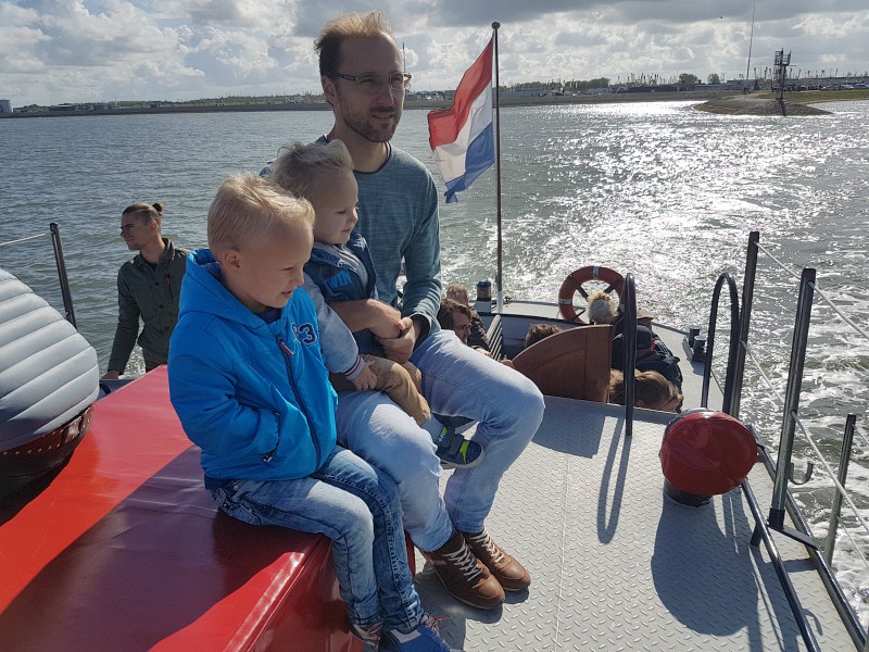 Met de boot varen over het waddengebied