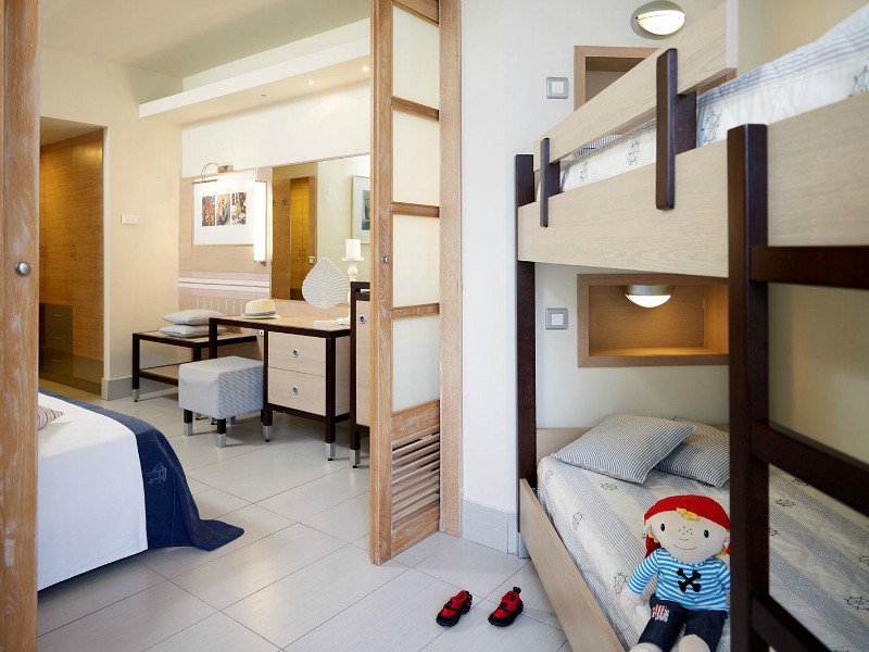Familiekamer met tweede bed achter tussenschot esperides-beach-familiekamer-800.jpg