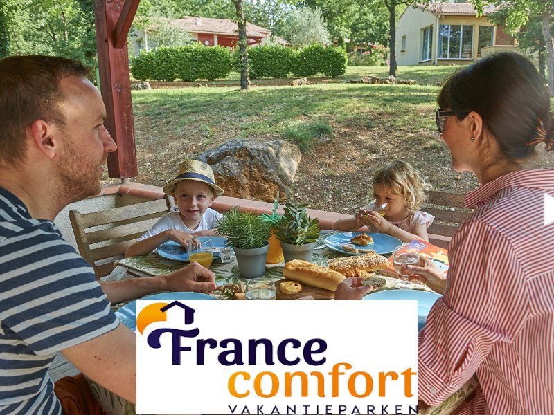 Gezin aan ontbijt in hun luxe vakantiehuis in Frankrijk