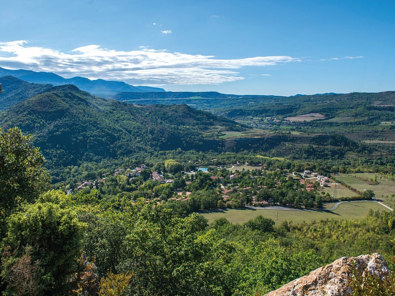 Het vakantiepark met de Pyreneeën op de actergrond