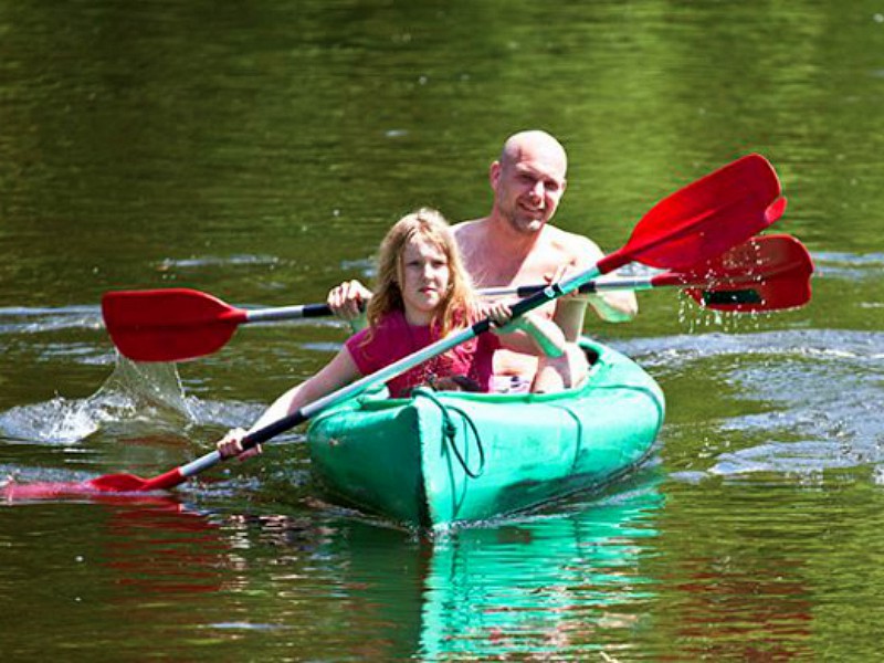 Vader en dochten in de kayak