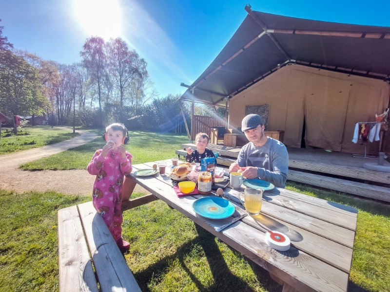 Ontbijten voor de tent