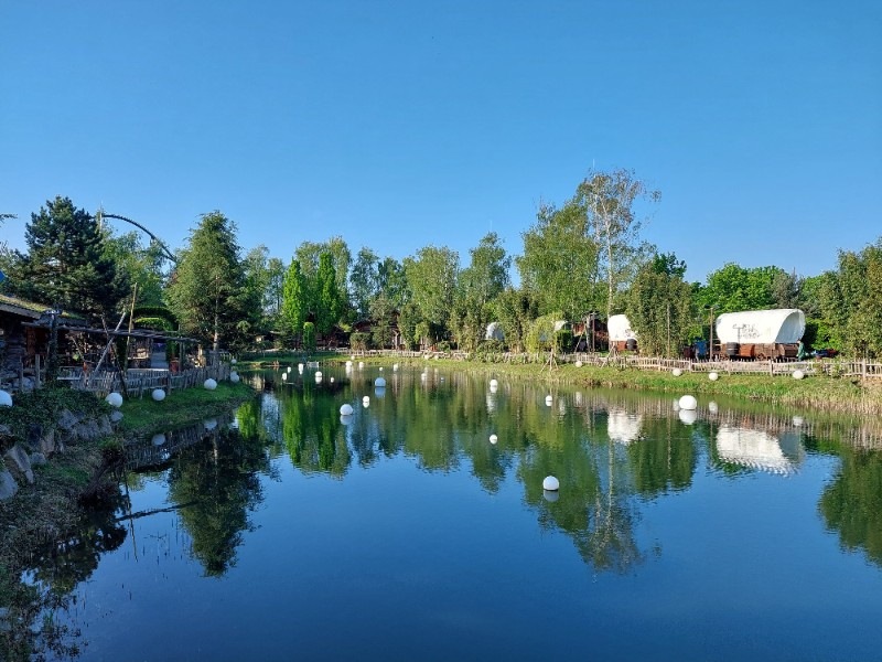 Het Camp Resort by Day!