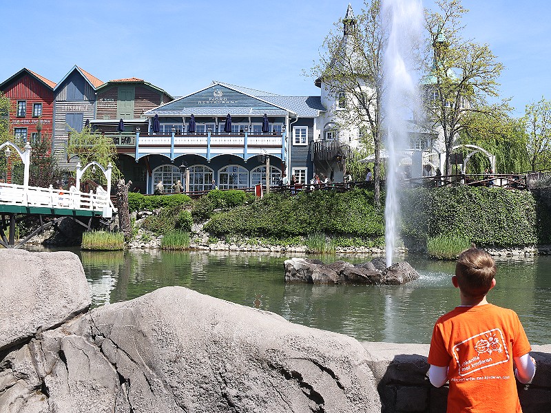 Aan de overkant het Fjord Restaurant,met uitzicht op de wildwaterbaan