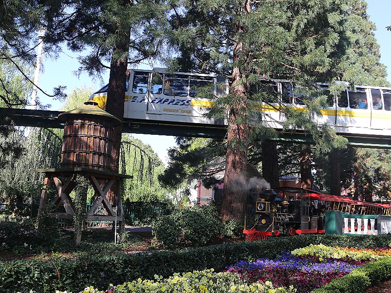 De stoomtrein en de Europa-Park Express op één foto....