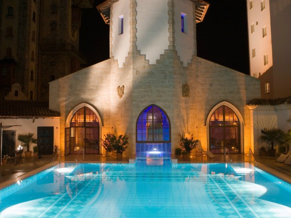 Zwembad bij Hotel Santa Isabel