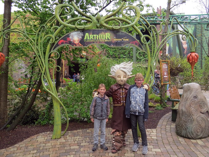 Poseren met Arthur in het gelijknamige themagebied van Europapark