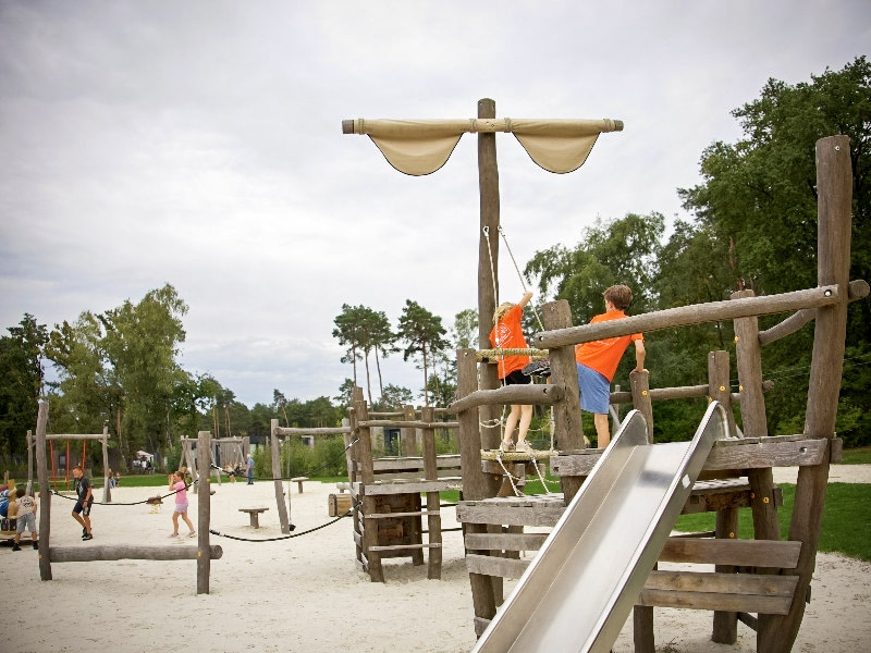 Lekker spelen in de speeltuin van EuroParcs Hoge Kempen