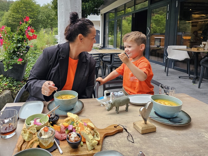 Uit eten bij het restaurant op het park