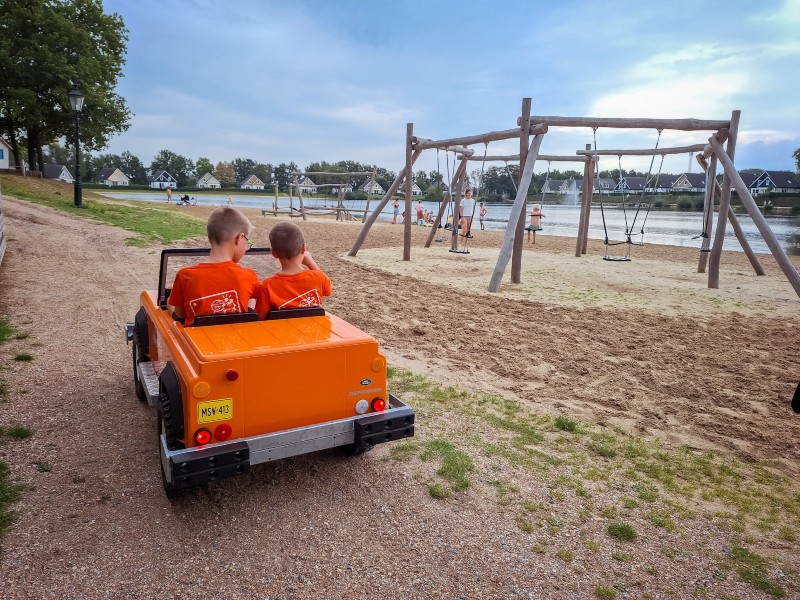 Met de mini landrover langs het speelstrand