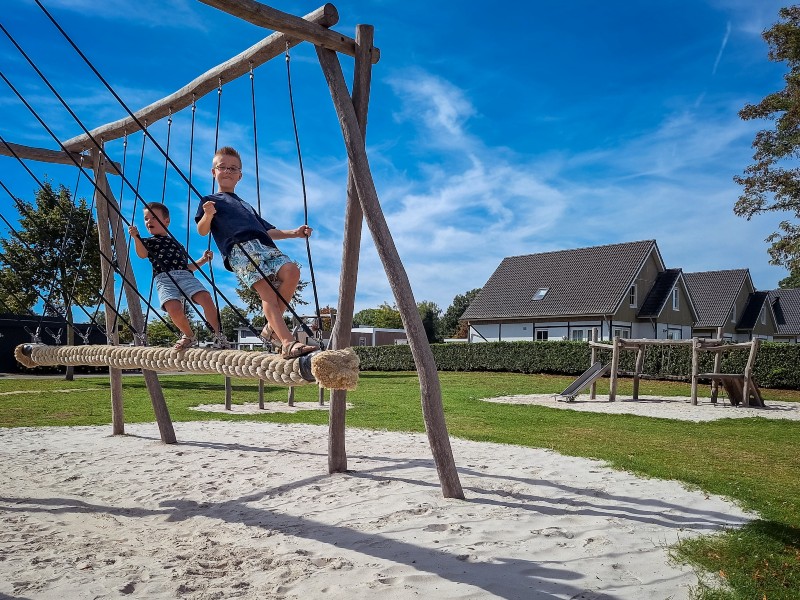 We vonden een speeltuin met een toffe familie schommel!