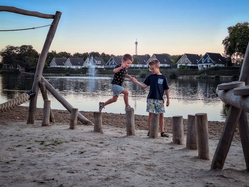 Spelen op het strand tot zonsondergang