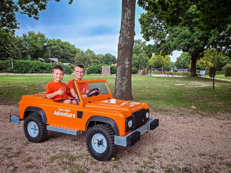 Tijdens Yuki's safari adventure, cruise je in je eigen landrover over het park