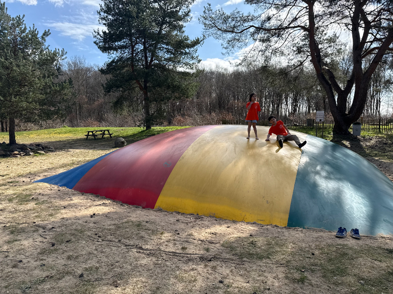 De kinderen vermaken zich prima op het luchtkussen bij Europarcs Ruinen