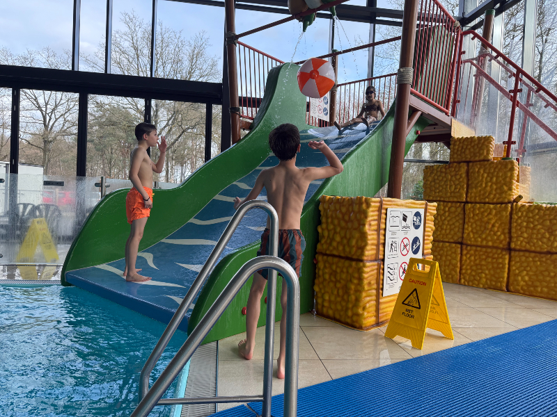 Fijn zwembad met leuke glijbaan bij Europarcs Ruinen