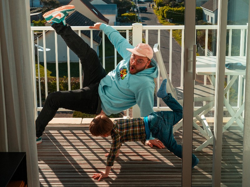 Mathias en zijn zoon op het balkon van evancy Tresors D'Opale aan de Opaalkust in Frankrijk