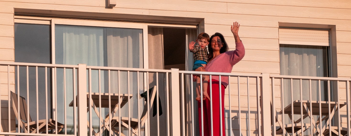 Het gezin van Mathias op het balkon tijdens hun vakantie aan de Opaalkust in Tresors D'Opale