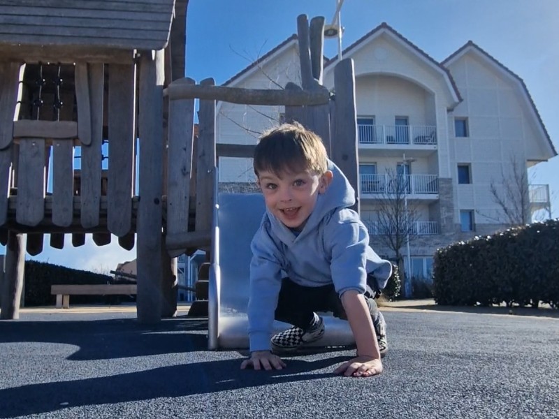 Het zoontje van Mathias speelt in de speeltuin van Tresors d'Opale in Noord Frankrijk