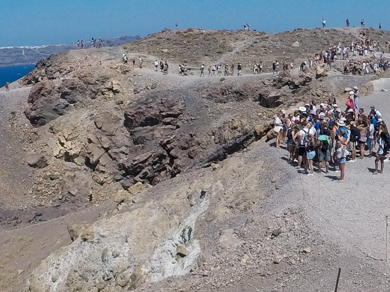 De toeristen verzamelen zich rond de krater