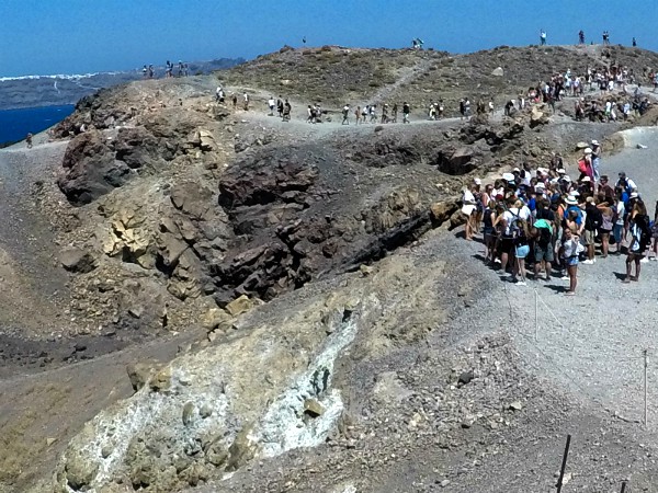 Met z'n allen bij een krater op Nea Kameni