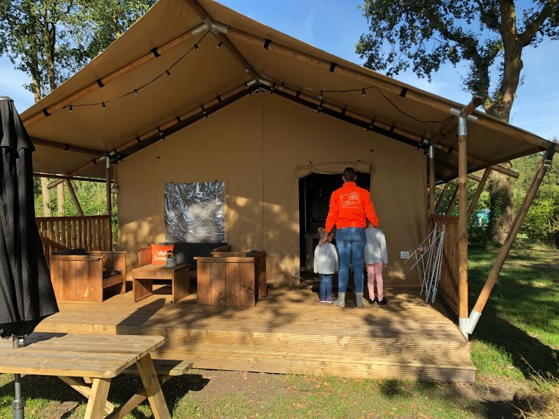 We ontdekken de lodgetent, wauw wat gaaf!