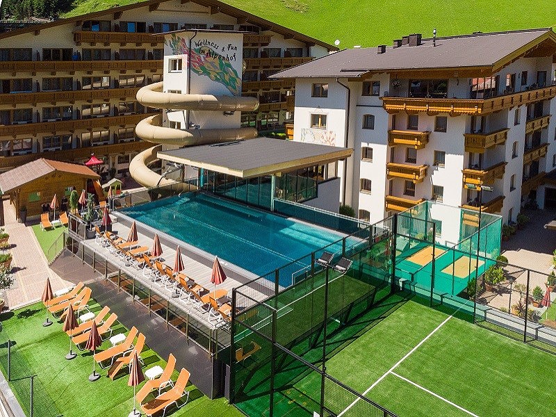 Ook in de zomermaanden ligt Familiehotel Alpenhof er mooi bij.