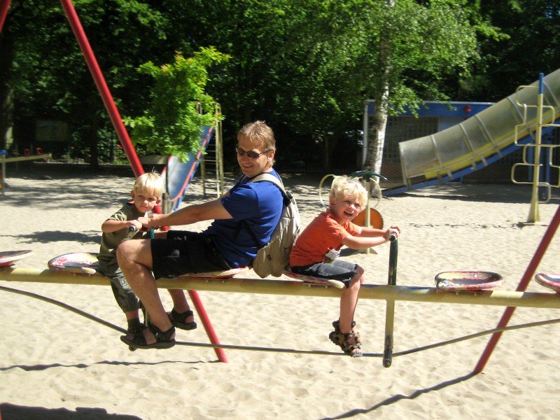 Patrick met de jongens op de familieschommel in Duinrell in 2009