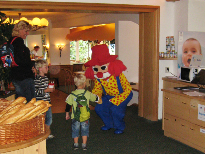 Tycho geeft de mascotte van Familotels een handje