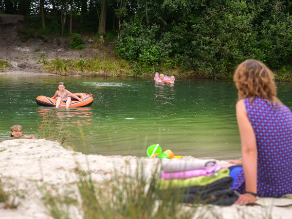 Zwemmen in het bosmeer bij FarmCamps de Bosrand