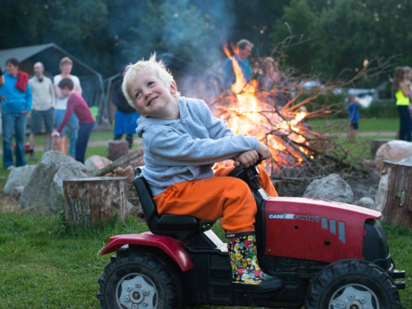 Gezellig kampvuur bij een FarmCamps boerderij