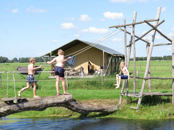 Een waterspeelplaats bij de luxe tenten