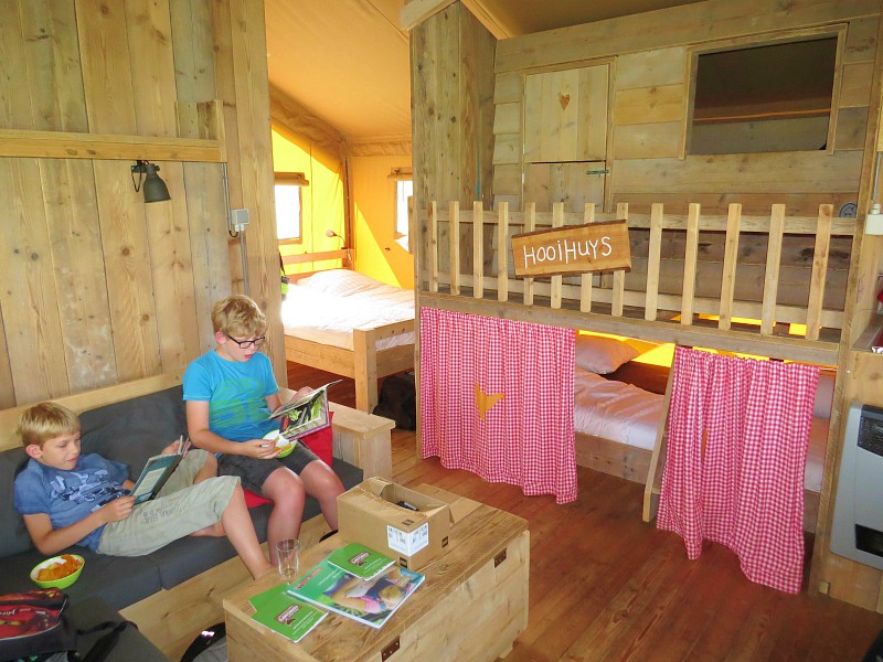 Het speelhuisje in de FarmCamps lodgetent