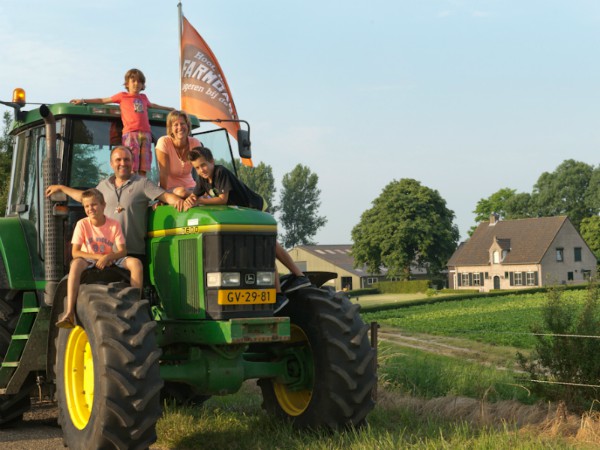 Op de tractor bij een FarmCamps boerderij