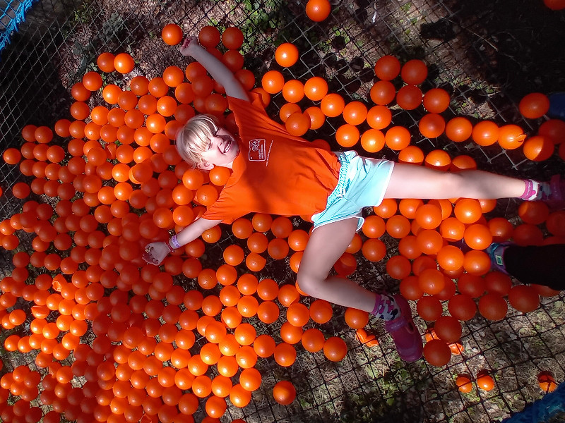 Feeling Forest liggend in de netten tussen de oranje ballen