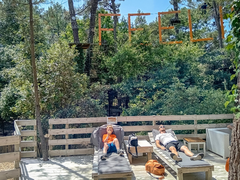 En je kan ook even chillen op deze fijne ligbedjes