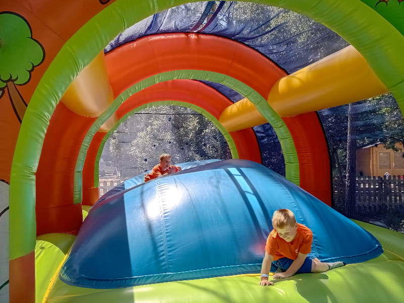 Onze jongens leven zich nog even uit in het springkussen