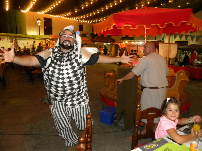 De nar en het draaimolentje bij het Middeleeuwse festival