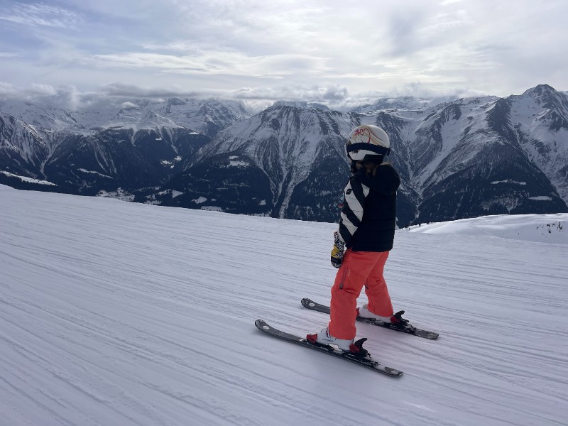 Bobbie is aan het skieën in de Aletsch Arena