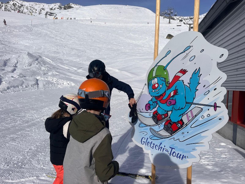 De kinderen voltooien de Gletchitour