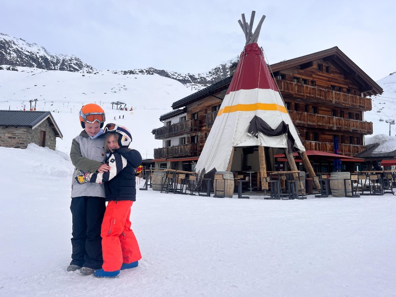De kinderen voor het hotel alpina