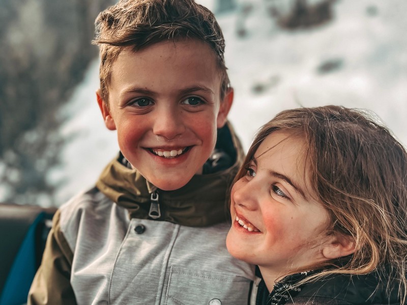 Twee uitgetelde kinderen in de gondel