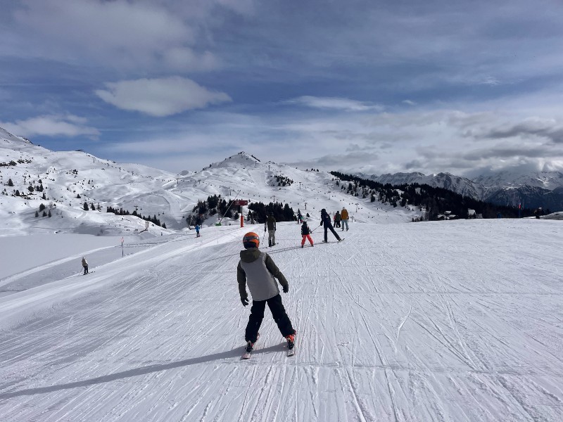 Seppe skiet hard over de piste