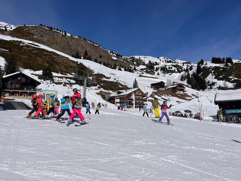 De kinderen krijgen les op de piste